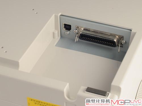爱普生 LQ-55K将USB 2.0接口和并行接口设置在机身底部，并布置有合理的线槽，减少了线缆对桌面空间的占用。