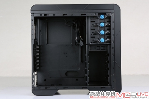 X300的内部采用全黑化喷漆处理，内部空间较为充足。