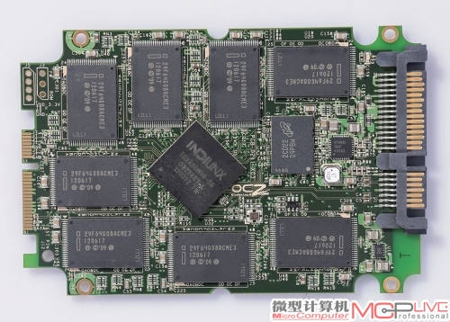 环绕核心的PCB布局，Intel NAND MLC环绕着Indilinx Everest 2双核主控。