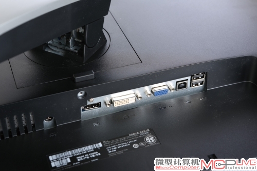接口上除了搭配常用的DVI、VGA、Displayport接口外还有USB接口。