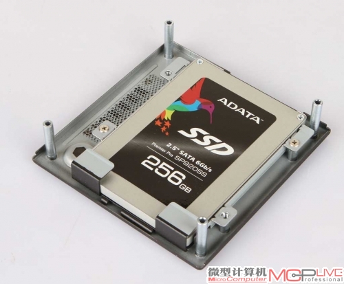 Brix Pro本身只自带CPU、主板与电源，需用户拆下BrixPro底盖，在主板上安装额外购买的内存、无线网卡以及mSATA SSD。此外，用户还可在底盖上安装2.5英寸SSD或机械硬盘，并通过主板上的特制SATA数据+电源线与其连接。