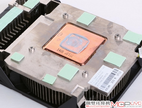 华硕GTX 970Mini散热器在与GPU的接触面使用成本颇高的均热板，具有吸热效率更高的优势。