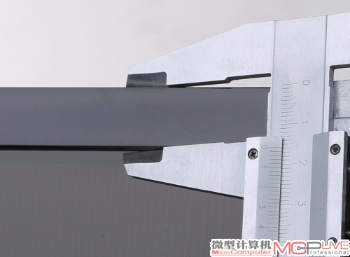 S40 Air L的边框采用金属材质，质感不错，左、右、上边框等宽，只有8.9mm，下边框要宽一些，为12.9mm，属于窄边框中表现不错的。